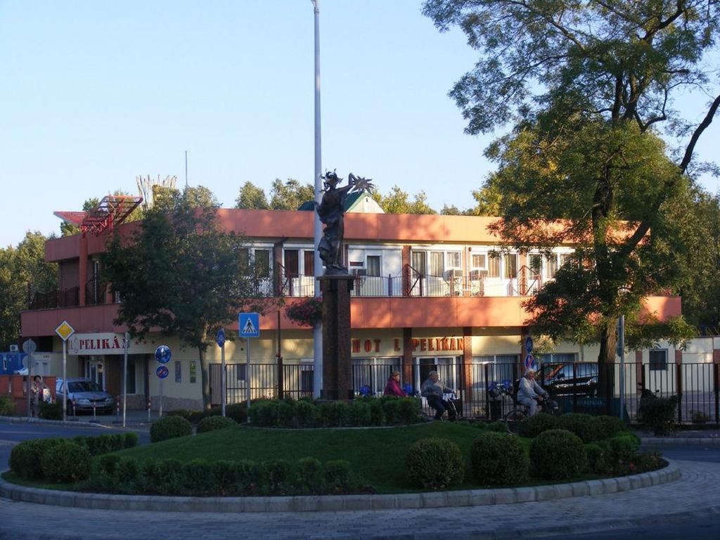 Hotel Pelikan Hódmezővásárhely Exteriör bild