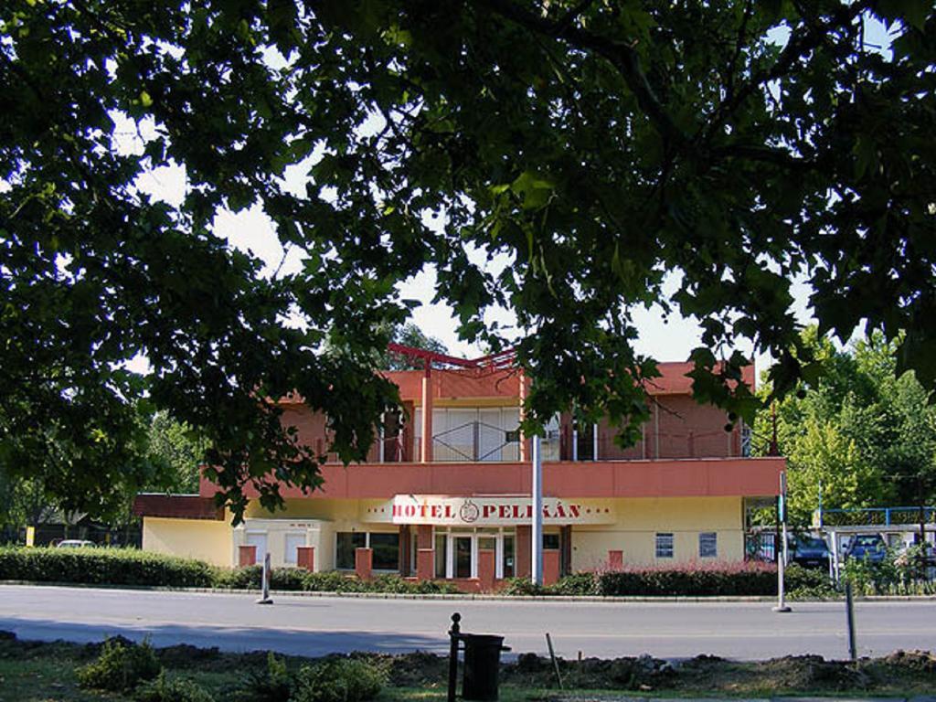 Hotel Pelikan Hódmezővásárhely Exteriör bild