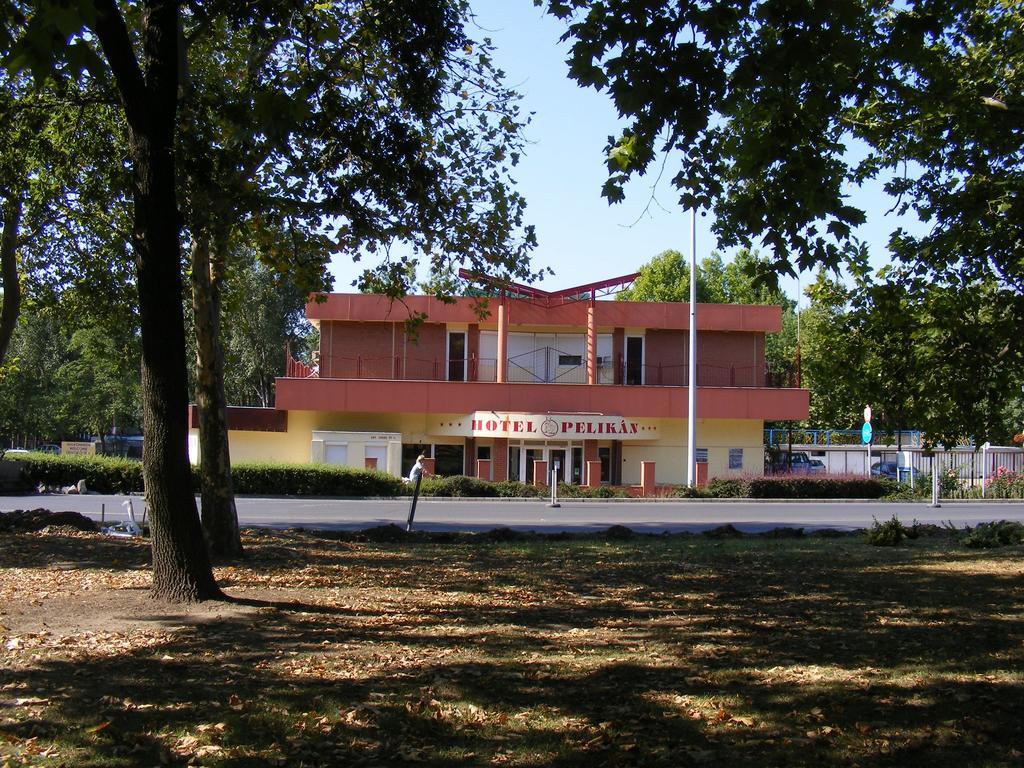 Hotel Pelikan Hódmezővásárhely Exteriör bild