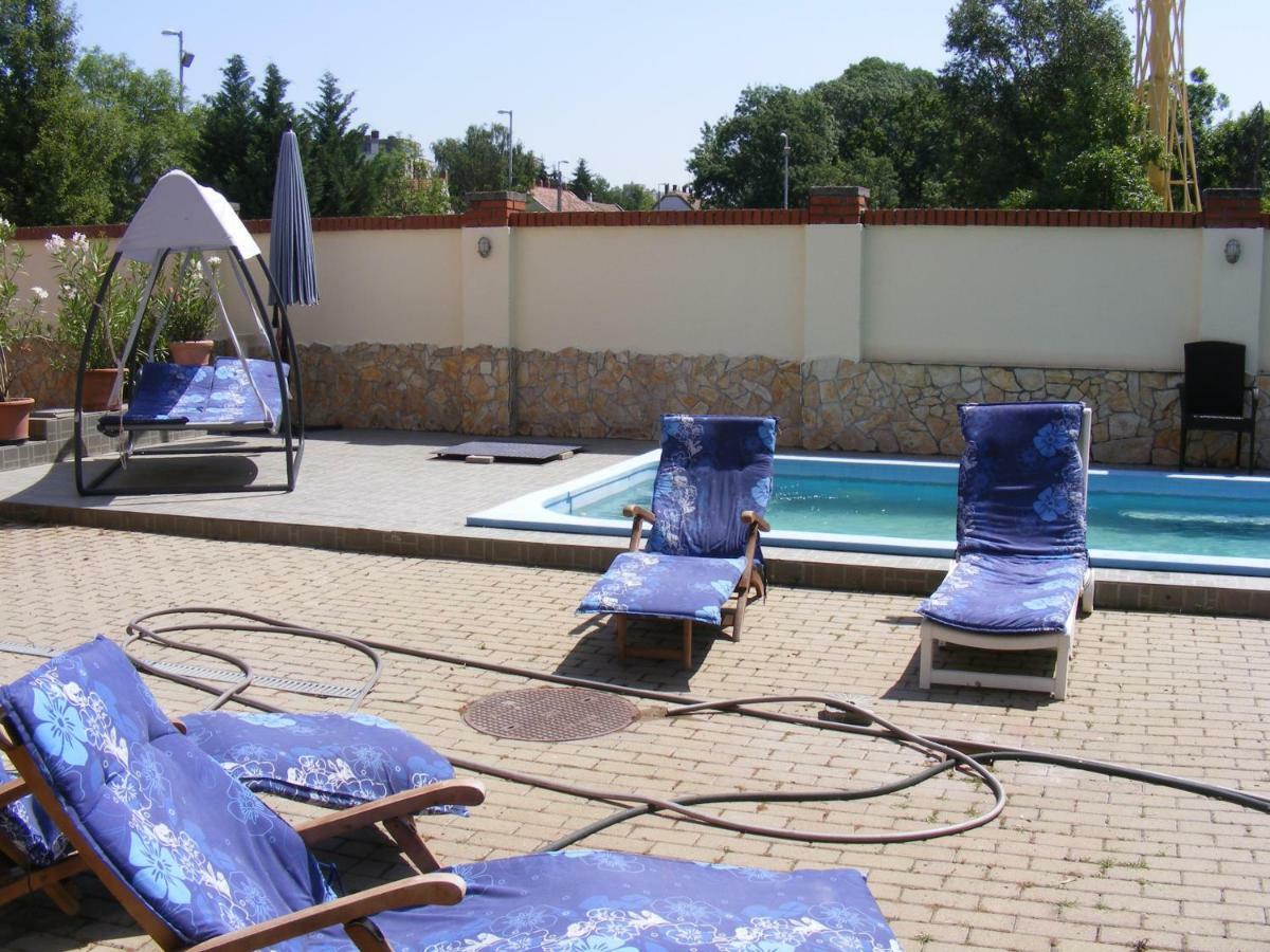 Hotel Pelikan Hódmezővásárhely Exteriör bild
