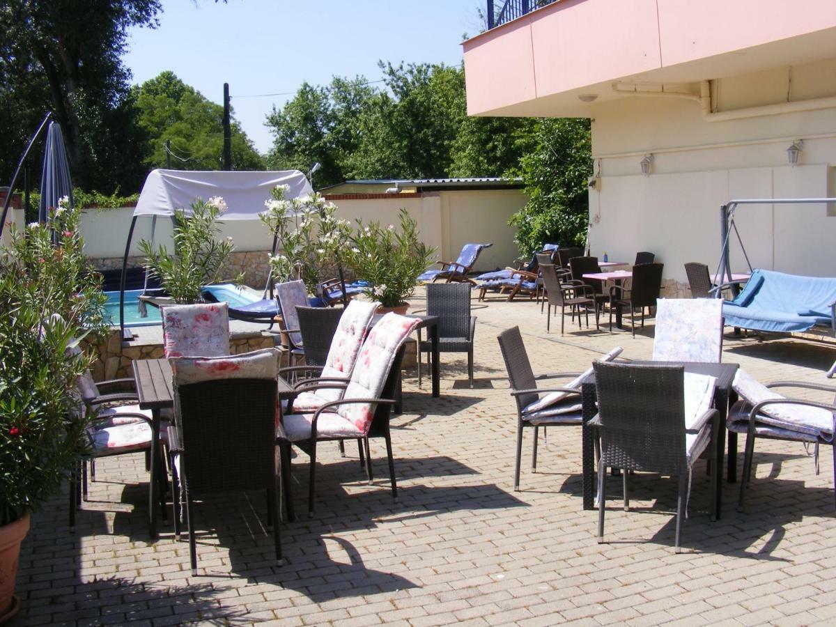 Hotel Pelikan Hódmezővásárhely Exteriör bild